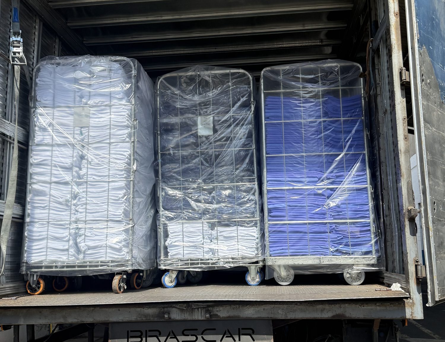 Caminhão carregado com gaiolas capeadas prontas para entrega